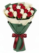 Букет Микс из красных и белых роз в Ченцово