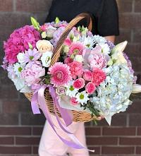 Композиция солнечный день в Ченцово Цветочная композиция из Розы, Хризантемы, Пионы и Лизиантусы в корзине в Ченцово