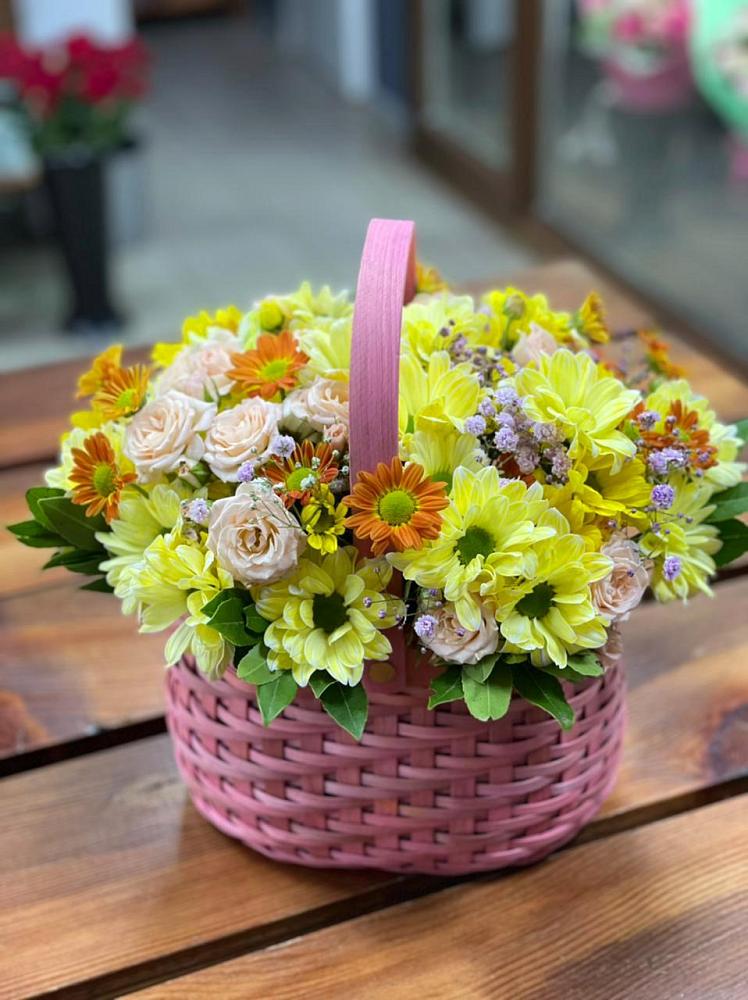 Цветочная композиция из Хризантемы и Розы в корзине в Ченцово