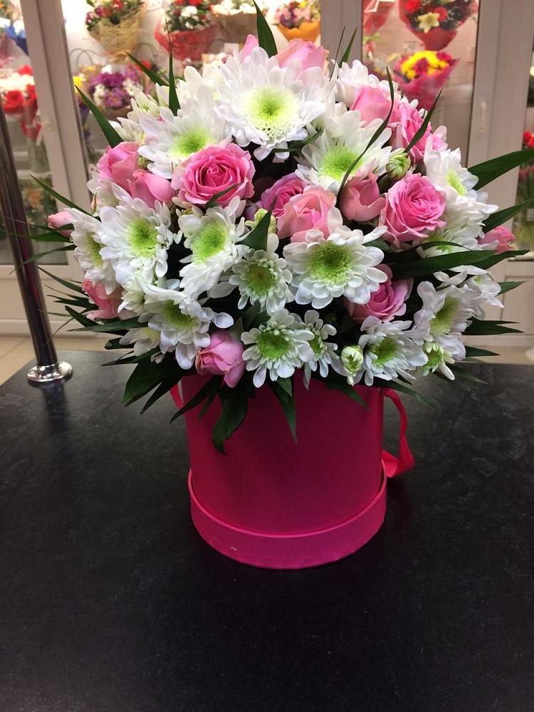 Цветочная композиция из Розы и Хризантемы в шляпной коробке в Ченцово