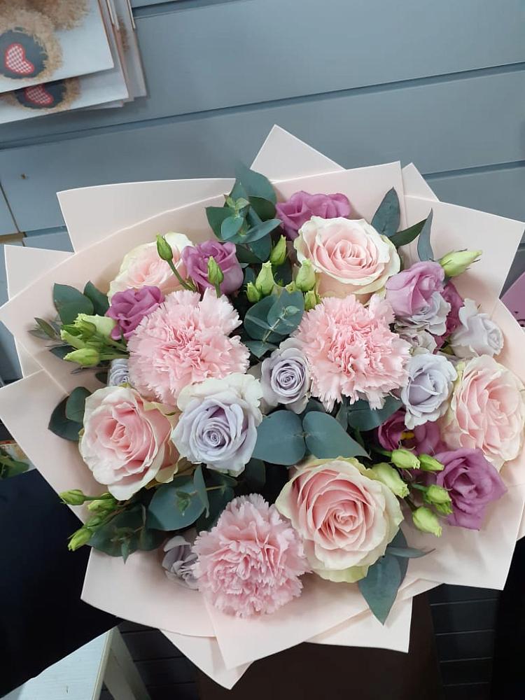 Букет цветов из: Розы, Гвоздики и Лизиантусы в Ченцово